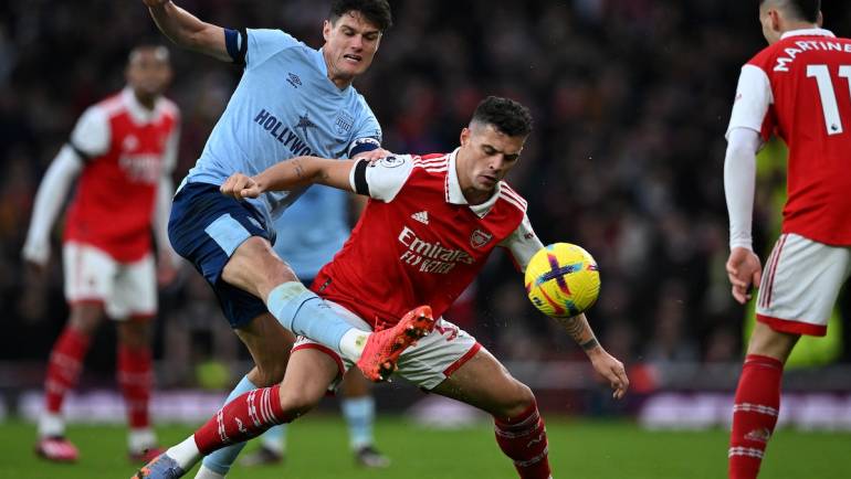 Premier League Leaders Arsenal Held, Tottenham Hotspurs Thrashed