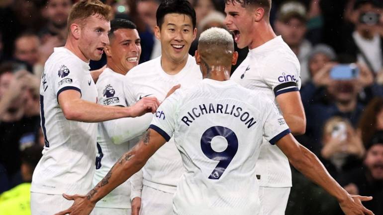 Tottenham Hotspur coast past Fulham to reclaim top spot